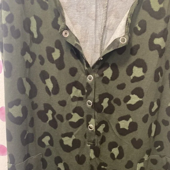 Green Leopard Print Women’s Sleeper Jumper with Pockets - Picture 3 of 5